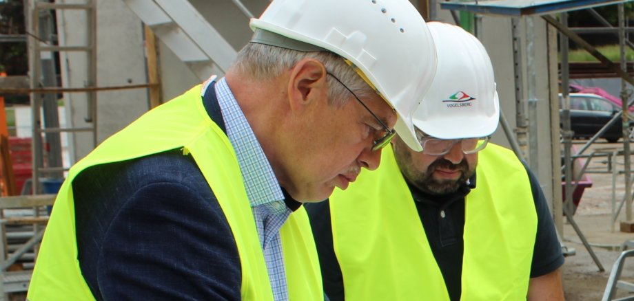 Landrat Manfred Görig informiert sich über den aktuellen Stand der Bauarbeiten am Neubau der Integrierten Gesamtschule Schlitzerland. 
