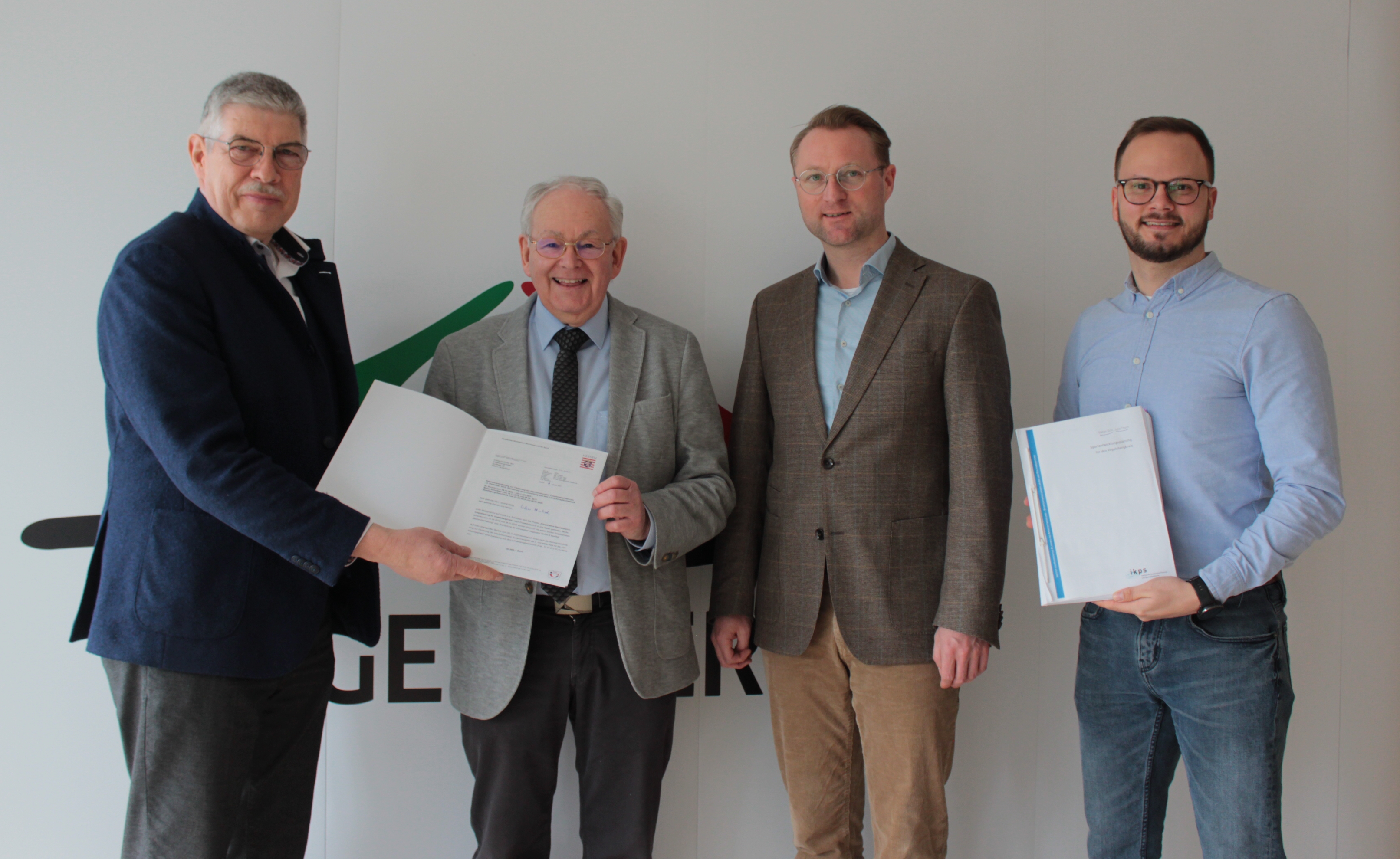 Claus Spandau, der Beauftragte des Kompetenzzentrums für Interkommunale Zusammenarbeit des Landes (Zweiter von links), überreicht Landrat Manfred Görig, Erstem Kreisbeigeordneten Dr. Jens Mischak und Bewegungskoordinator Dominic Günther (von links) die letzte Rate: Für die Kooperative Sportentwicklungsplanung gibt es nun noch einmal 30.000 Euro.                  