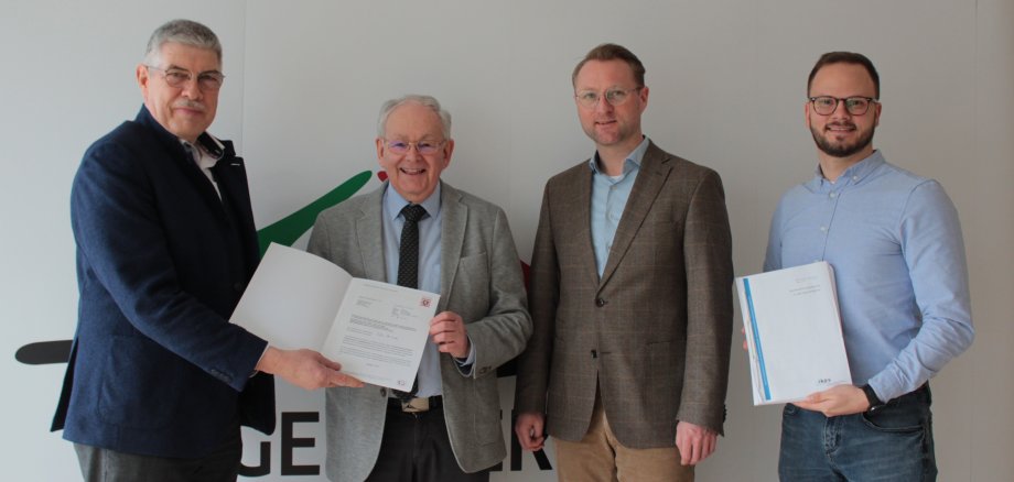 Claus Spandau, der Beauftragte des Kompetenzzentrums für Interkommunale Zusammenarbeit des Landes (Zweiter von links), überreicht Landrat Manfred Görig, Erstem Kreisbeigeordneten Dr. Jens Mischak und Bewegungskoordinator Dominic Günther (von links) die letzte Rate: Für die Kooperative Sportentwicklungsplanung gibt es nun noch einmal 30.000 Euro.                  