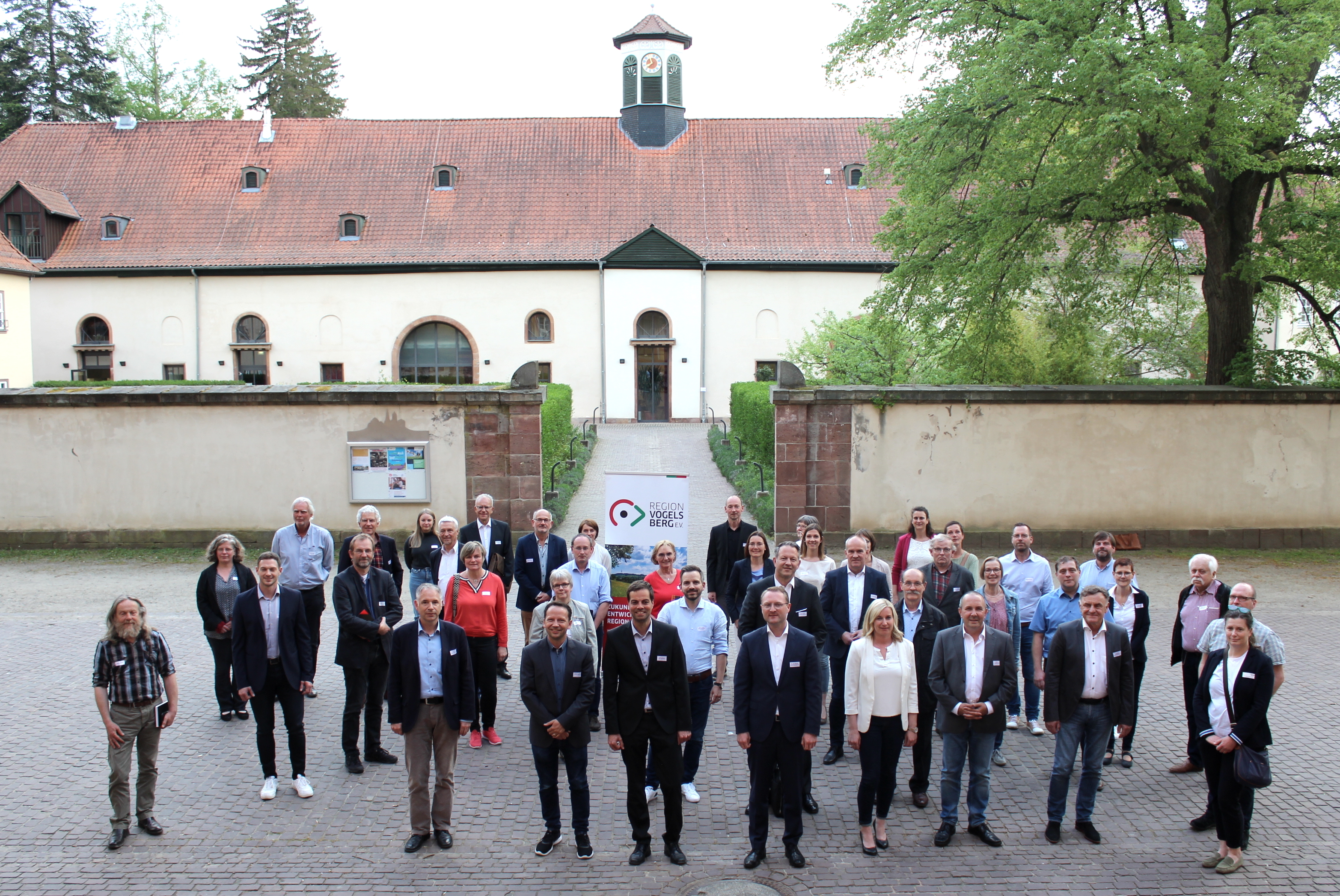 Erster Kreisbeigeordneter Dr. Jens Mischak (vorne Mitte) mit einigen der Akteurinnen und Akteure, die am Planungsprozess für die Lokale Entwicklungsstrategie für das LEADER-Förderprogramm für den Vogelsbergkreis beteiligt sind.     