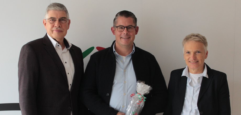 Landrat Manfred Görig und Amtsleiterin Dr. Maria Dolderer-Litmeyer gratulieren Rainer Möller, der seine Fortbildung zum Lebensmittelkontrolleur erfolgreich abgeschlossen hat.