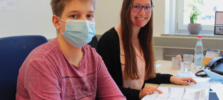 Kreiskassen-Mitarbeiterin Alina Beckmann lässt sich von Schüler Leonard Loll über die Schulter schauen. Kreiskassen-Mitarbeiterin Alina Beckmann lässt sich von Schüler Leonard Loll über die Schulter schauen.