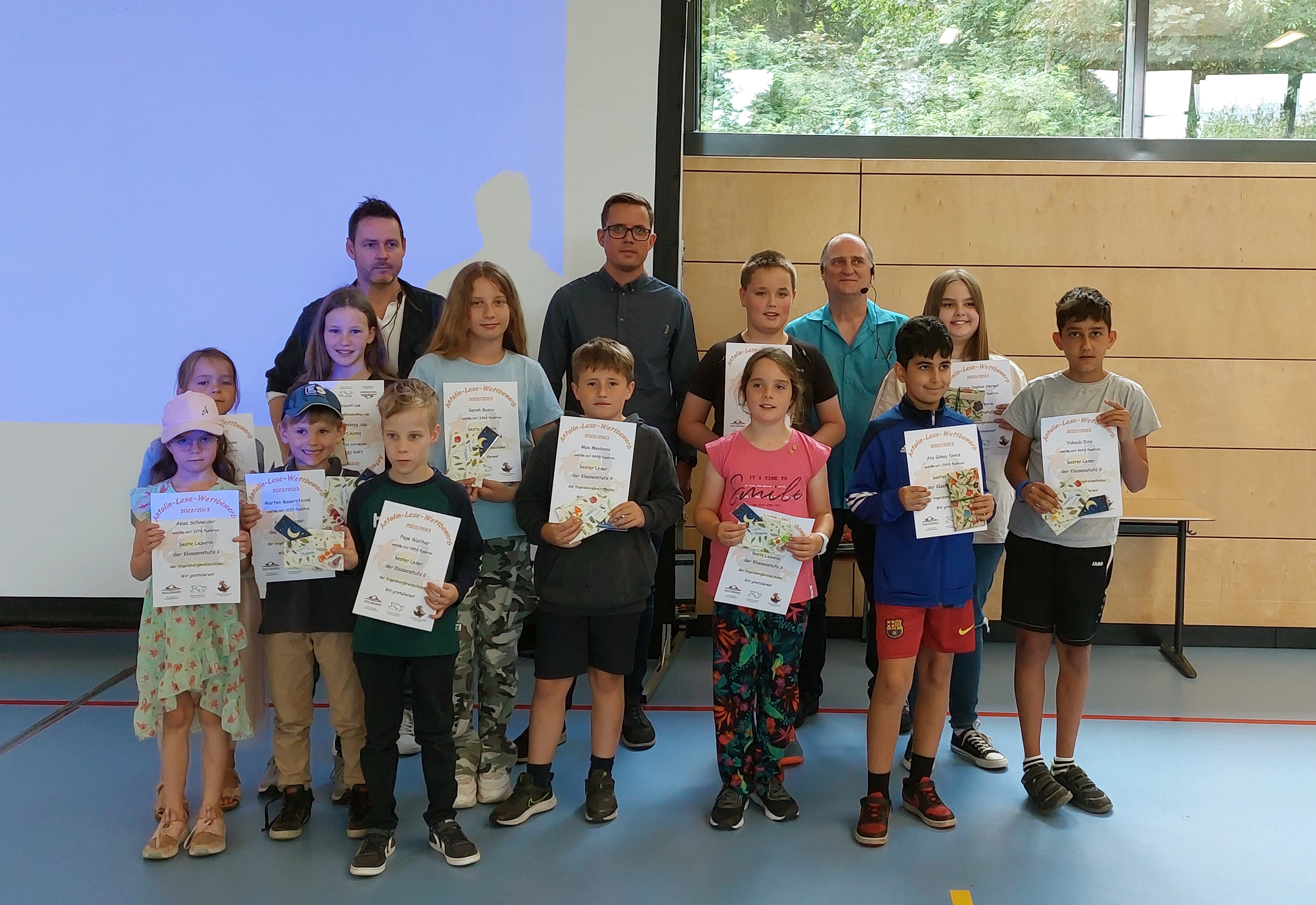 Die Klassenstufensieger des Antolin-Lesewettbewerbs freuen sich gemeinsam mit Autor Björn Berenz, Florian Eurich vom Amt für schulische Bildung und Betreuung des Vogelsbergkreises, und Peter Weißmüller, Leiter des MAUS-Medienzentrums in Lauterbach, über ihre Gewinne (von links).    