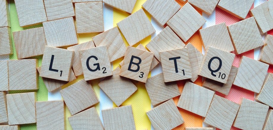 Mit Spielsteinen ist der Begriff "LGBTQ" gelegt und zu lessen