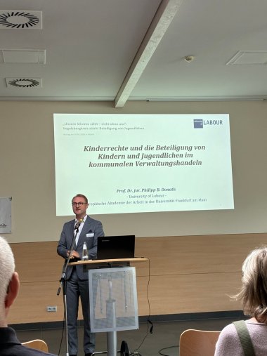 Landrat und Jugenddezernent Dr. Jens Mischak stellt das Projekt „Unsere Stimme zählt – nicht ohne uns“ im Vogelsbergkreis vor.