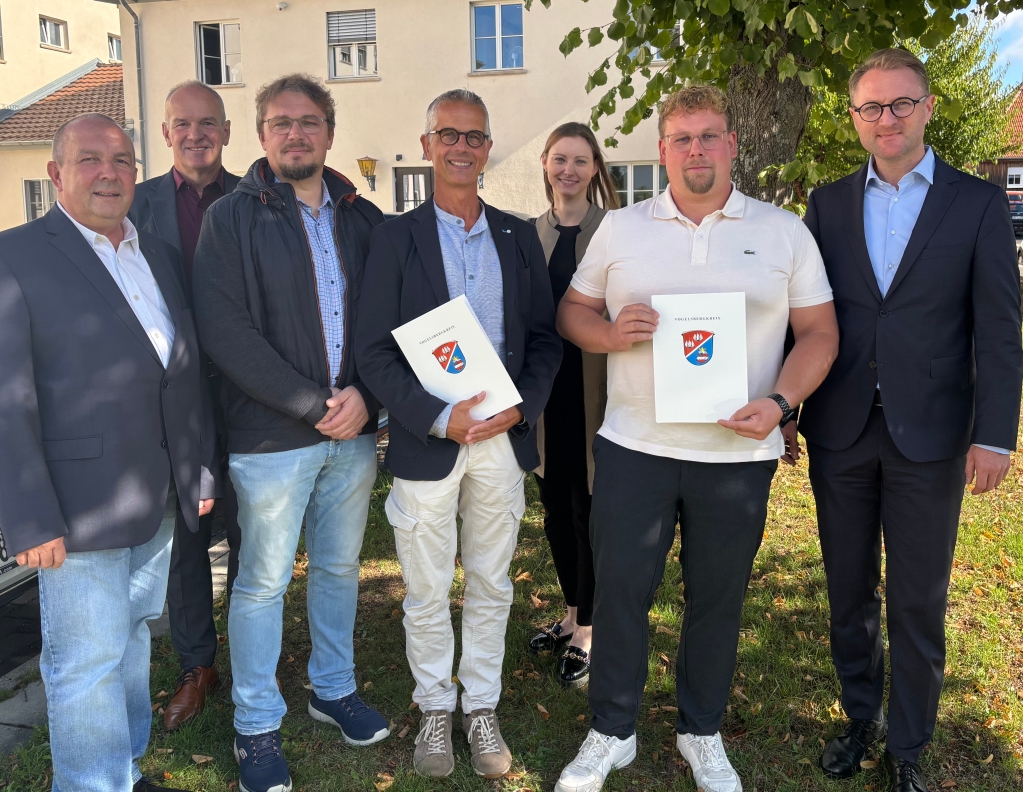 Landrat Dr. Jens Mischak (vorne, von rechts) übergibt Landschaftsgärtnermeister Felix Ruhl von „Garten Ruhl“ aus Herbstein, und Uli Auer, Leiter der Tischlerei und Vertreter der Werkstattleitungen, sowie Marc Wagner, ebenfalls in der Tischlerei tätig, und unter anderem für Maschinen und Ausbildung zuständig, die Förderbescheide. Auch Edwin Schneider (hinten, zweiter von links), Vorsitzender des LEADER-Beirats, Matthias Steckenreuter (links), Regionalmanagement im Verein Region Vogelsberg, und Jana Brittner, Sachgebietsleiterin der Bewilligungsstelle im Amt für Wirtschaft und den ländlichen Raum, wünschen den beiden Projekten alles Gute.