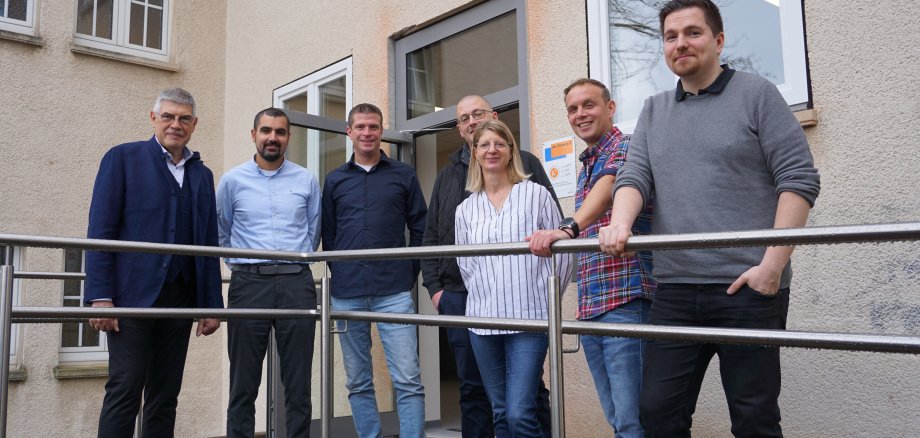 Landrat Manfred Görig (von links), mit Rene Lippert, Leiter des Amtes für Soziales und Ausländerrecht, und dem Rehapro-Team des Vogelsbergkreises
