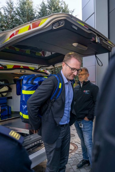 Landrat Mischak mit Notfallrucksack bei der Vorstellung des neuen Notarzteinsatzfahrzeugs