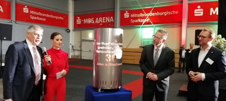 Landrat Manfred Görig im Gespräch mit Charlotte Würdig. Sie stehen an einer Feuertonne aus Metall.