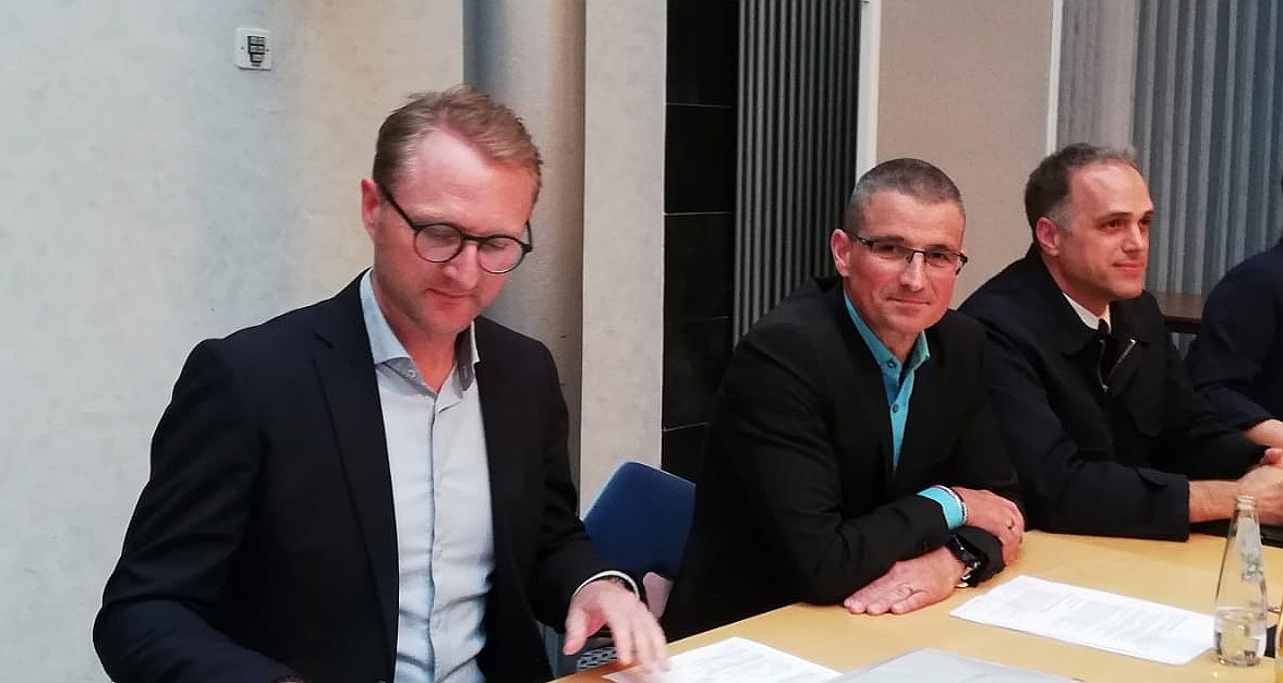 Marcell Büttner (Mitte) wird neuer Kreisbrandinspektor im Vogelsbergkreis, den Führungskräften der Feuerwehren hat er sich – im Beisein von Landrat Dr. Jens Mischak und dem bisherigen Kreisbrandinspektor Dr. Sven Holland – bereits vorgestellt.