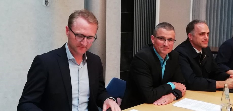 Marcell Büttner (Mitte) wird neuer Kreisbrandinspektor im Vogelsbergkreis, den Führungskräften der Feuerwehren hat er sich – im Beisein von Landrat Dr. Jens Mischak und dem bisherigen Kreisbrandinspektor Dr. Sven Holland – bereits vorgestellt.