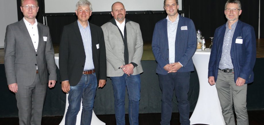 Der Vogelsberg will mit seiner zentralen Lage werben, damit Unternehmen hier in der Mitte Deutschlands Coworking-Standorte einrichten, kündigte Erster Kreisbeigeordneter Dr. Jens Mischak (links) beim Unternehmerdialog an, zu dem die Wirtschaftsförderung des Kreises eingeladen hatte. Nach einem Impulsvortrag wurde das Thema Coworking Spaces auch in einer Talkrunde mit Bürgermeister Andreas Fey, Torsten Schneider und Referent Thorsten Wilhelm (von rechts) erörtert. Moderiert wurde die Talkrunde von Volker Nies.                                                                           