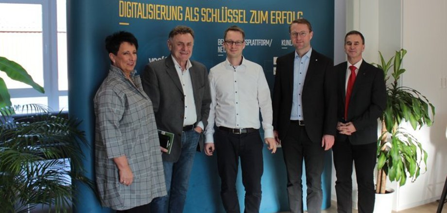 Ute Müller vom Arbeitgeberservice der KVA Vogelsbergkreis (von links), Thomas Schaumberg von der Wirtschaftsförderung, Gründer Sebastian Aschoff, Erster Kreisbeigeordneter Dr. Jens Mischak und Lothar Bott, Bürgermeister der Gemeinde Gemünden (Felda) beim Unternehmensbesuch. 