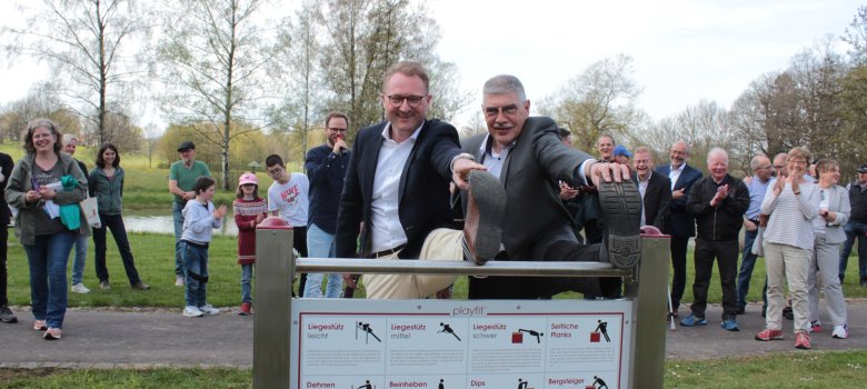 Einmal dehnen bitte: Sichtlich Spaß hatten Landrat Manfred Görig und Erster Kreisbeigeordneter Dr. Jens Mischak. Einmal dehnen bitte: Sichtlich Spaß hatten Landrat Manfred Görig und Erster Kreisbeigeordneter Dr. Jens Mischak.