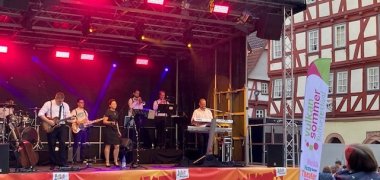 Die Live-Coverband „The Music Jokers“ übernahm die Bühne in den Abendstunden und stimmte am Marktplatz musikalisch auf das Stadtfest-Wochenende ein.