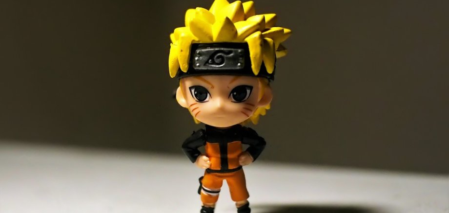 Eine kleine Figur von einem kleinen Anime-Helden mit blonden Haaren und Stirnband.