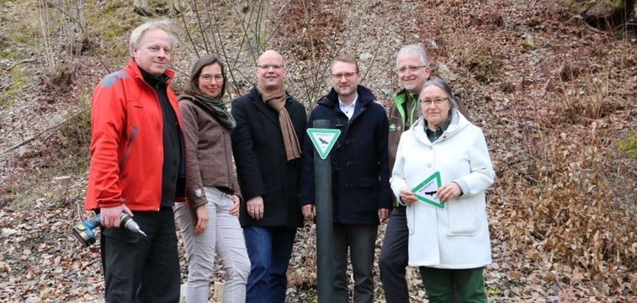 v. l.: Thomas Gärtner, Susanne Jost (Untere Naturschutzbehörde), Bürgermeister Dr. Olaf Dahlmann, Umweltdezernent Dr. Jens Mischak, Hartmut Greb (Geopark Vulkanregion Vogelsberg) und Gudrun Huber-Kreuzer (Untere Naturschutzbehörde) am frisch aufgestellten Hinweisschild fürs Naturdenkmal.