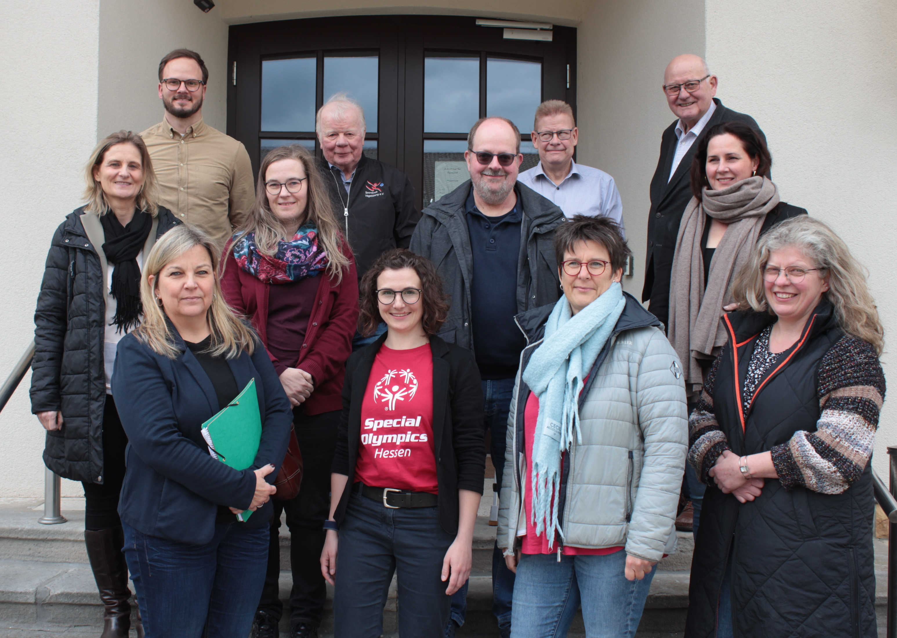 Konkrete Pläne beim ersten Treffen unter Leitung von Kurt Wiegel (oben rechts), dem Beauftragten für Senioren und Inklusion im Vogelsberg: Gemeinsam will man unter anderem  im Spätsommer ein inklusives Sportfest veranstalten. Rund ein Dutzend Menschen haben sich vor einer Eingangstür zum Gruppenbild aufgestellt