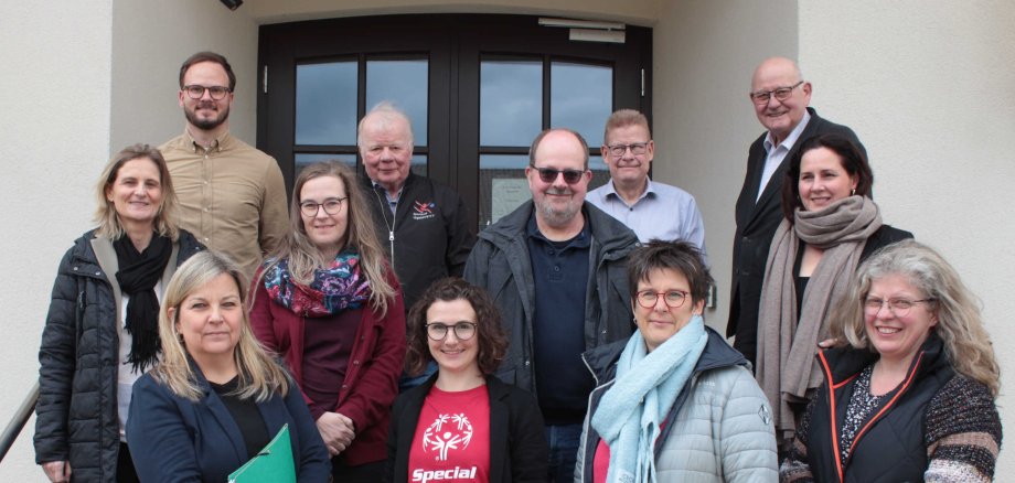 Konkrete Pläne beim ersten Treffen unter Leitung von Kurt Wiegel (oben rechts), dem Beauftragten für Senioren und Inklusion im Vogelsberg: Gemeinsam will man unter anderem  im Spätsommer ein inklusives Sportfest veranstalten. Rund ein Dutzend Menschen haben sich vor einer Eingangstür zum Gruppenbild aufgestellt