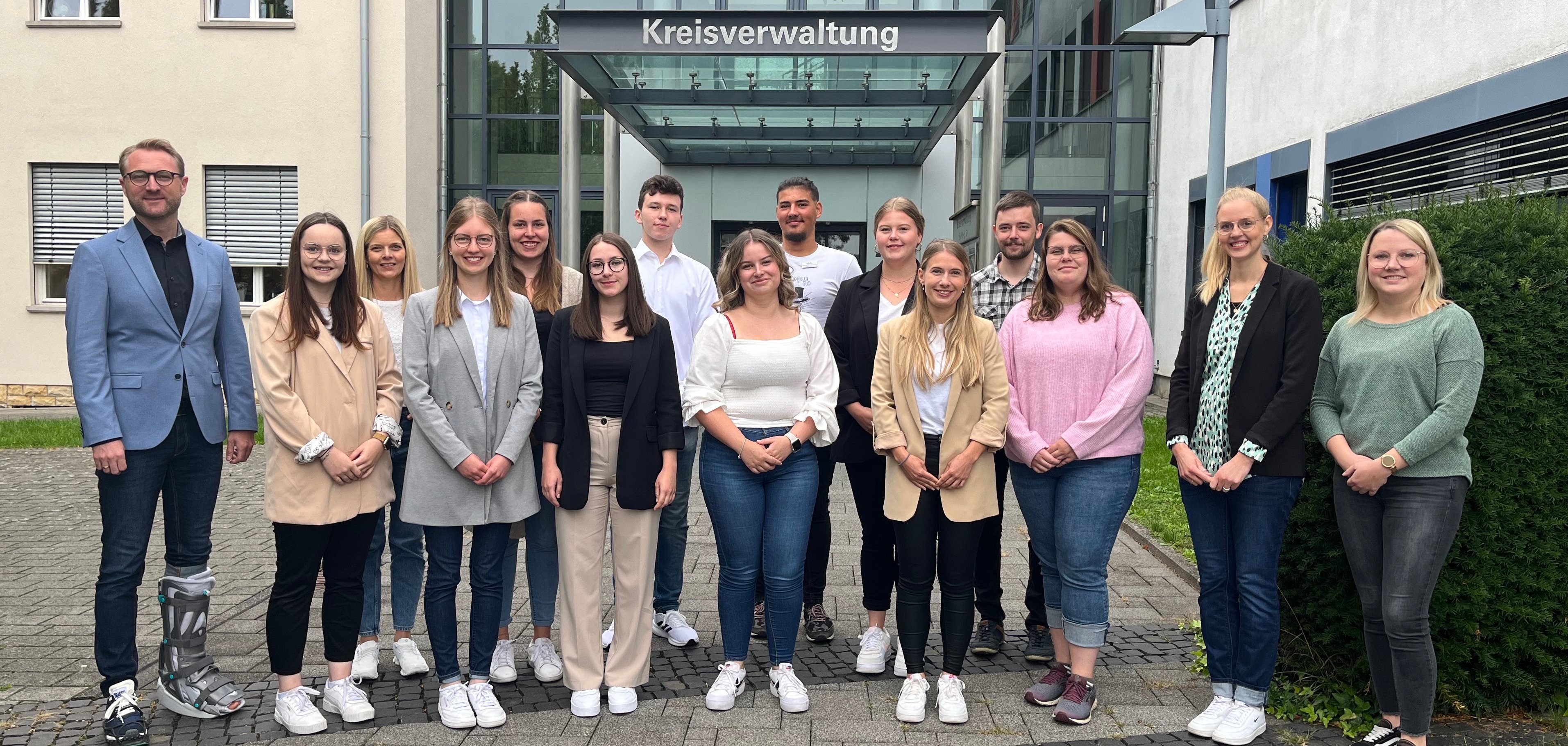 Strahlende Gesichter: Erster Kreisbeigeordneter Dr. Jens Mischak (links) begrüßt gemeinsam mit der Frauenbeauftragte Elisabeth Lippert (Dritte von links), Ausbildungsleiterin Ann-Katrin Ruhl (Zweite von rechts) sowie Vanessa Hoyer vom Personalrat (rechts) die neuen Auszubildenden und Studierenden der Kreisverwaltung des Vogelsbergkreises.      