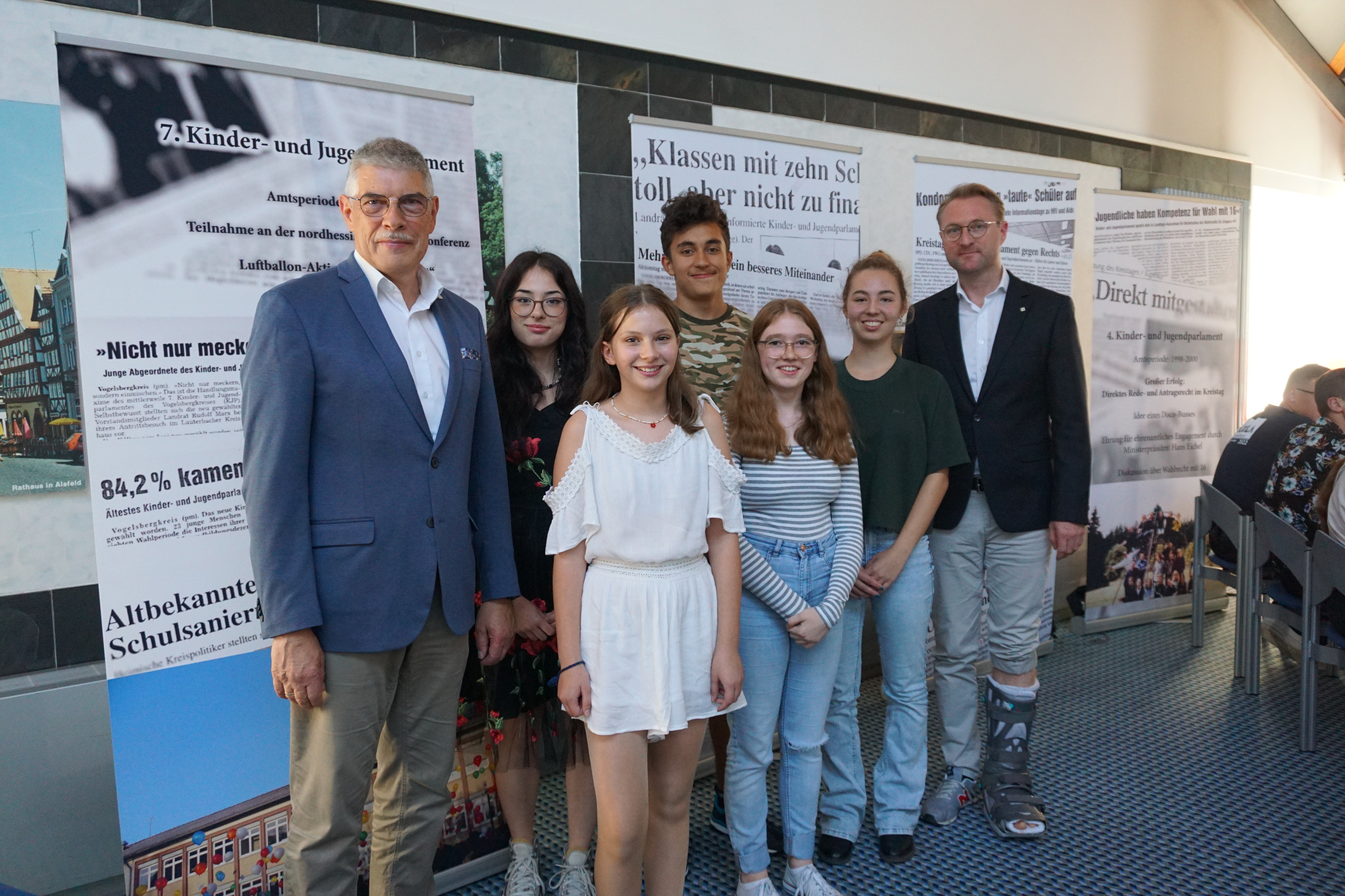 Landrat Manfred Görig (links) gemeinsam mit Dr. Jens Mischak (rechts), Erster Kreisbeigeordneter und Jugenddezernent, und dem neugewählten Vorstand des 15. KJP. Ihm gehören Johanna Faubel (Romrod, von links), Vorsitzende, Esther Arnold (Alsfeld) Pressesprecherin, Armin Salavati (Schotten), 3. Vorsitzende, Selin Volp (Ulrichstein), Protokollantin, und Amelie Theis (Grebenau), 2. Vorsitzende, an