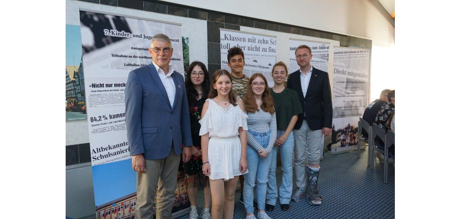 Landrat Manfred Görig (links) gemeinsam mit Dr. Jens Mischak (rechts), Erster Kreisbeigeordneter und Jugenddezernent, und dem neugewählten Vorstand des 15. KJP. Ihm gehören Johanna Faubel (Romrod, von links), Vorsitzende, Esther Arnold (Alsfeld) Pressesprecherin, Armin Salavati (Schotten), 3. Vorsitzende, Selin Volp (Ulrichstein), Protokollantin, und Amelie Theis (Grebenau), 2. Vorsitzende, an