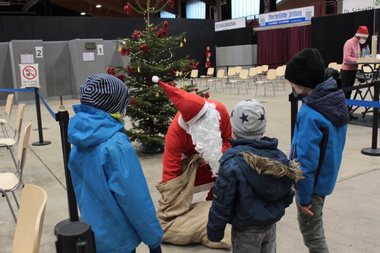 Sogar der Nikolaus ist ins Impfzentrum gekommen und verteilt kleine Geschenke.