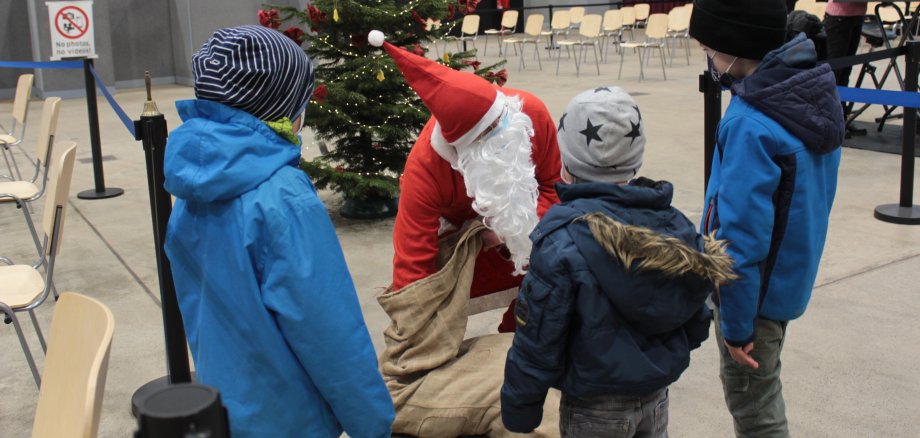 Sogar der Nikolaus ist ins Impfzentrum gekommen und verteilt kleine Geschenke.