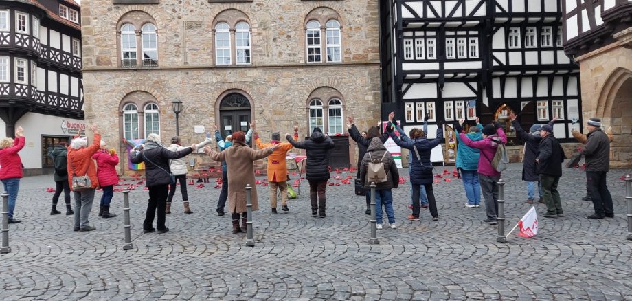 Eine Gruppe von Frauen tanzt auf einem Marktplatz einen Tanz. Dieser soll auf Gewalt gegen Frauen aufmerksam machen.