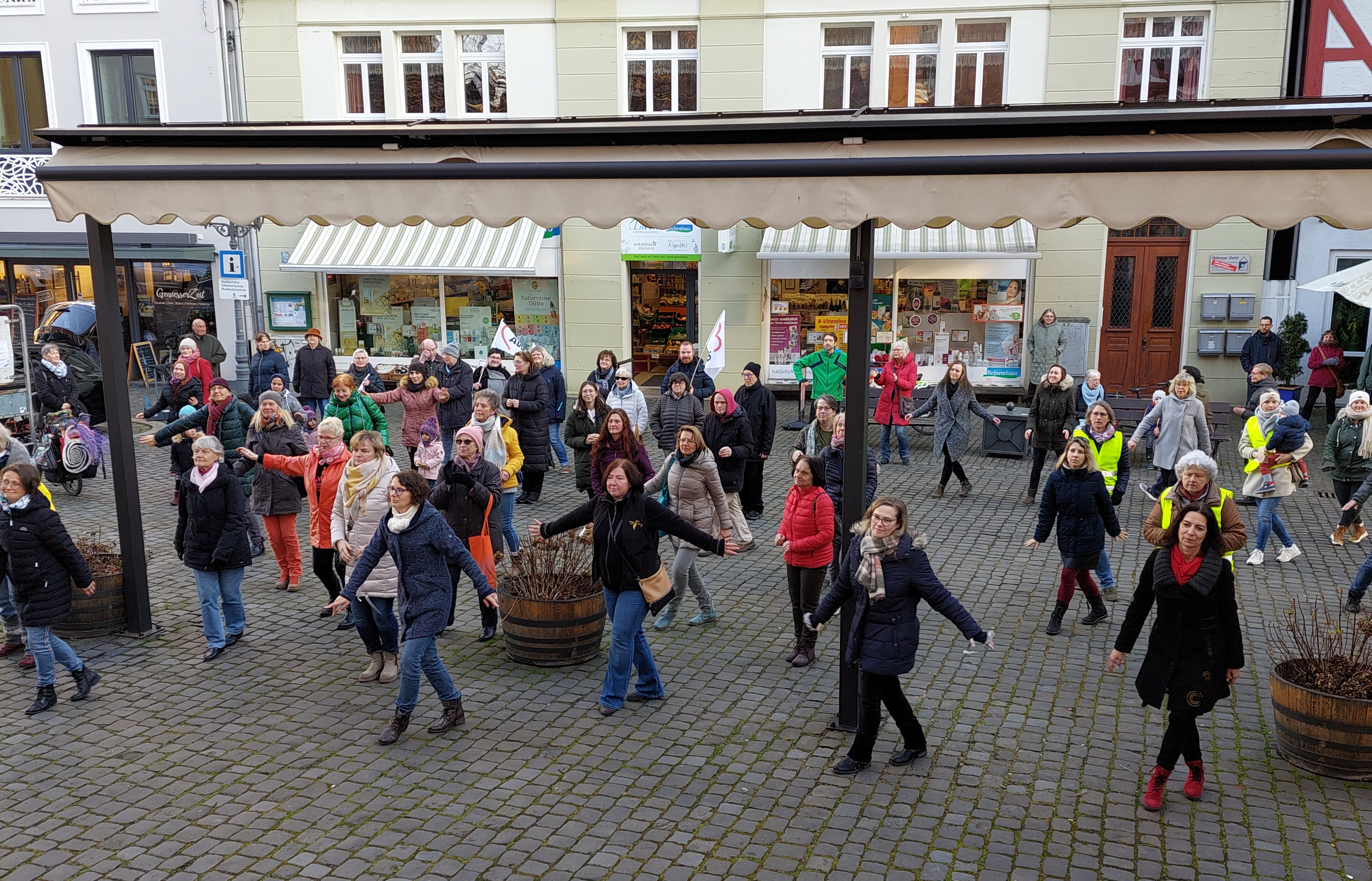 Zahlreiche Frauen und einige Männer schlossen sich dem Tanz-Flashmob gegen Gewalt an Frauen auf dem Vorplatz der Kirche in Lauterbach an. 