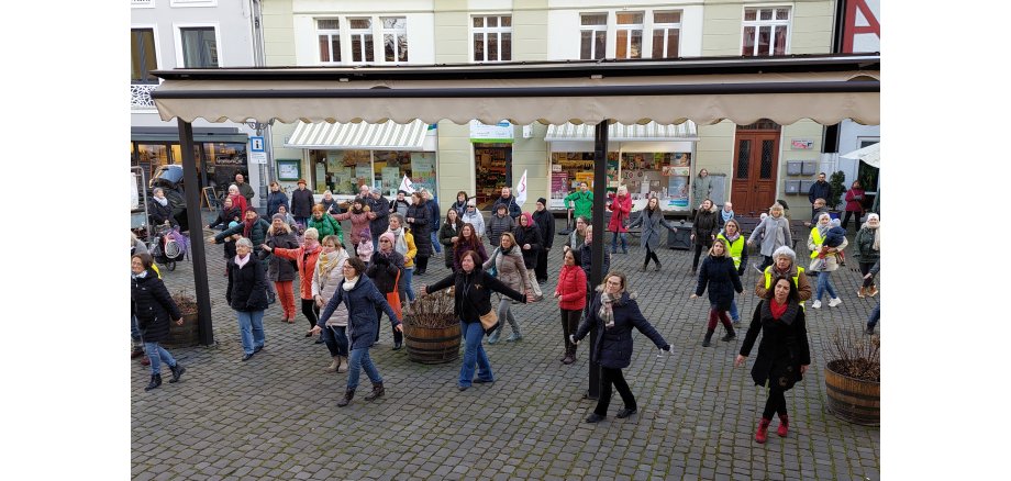 Zahlreiche Frauen und einige Männer schlossen sich dem Tanz-Flashmob gegen Gewalt an Frauen auf dem Vorplatz der Kirche in Lauterbach an. 
