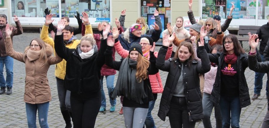 „Sprengt die Ketten“: Zu diesem Lied tanzen Frauen und Männer auf dem Lauterbacher Marktplatz, um Gewalt gegen Frauen und Mädchen anzuprangern.