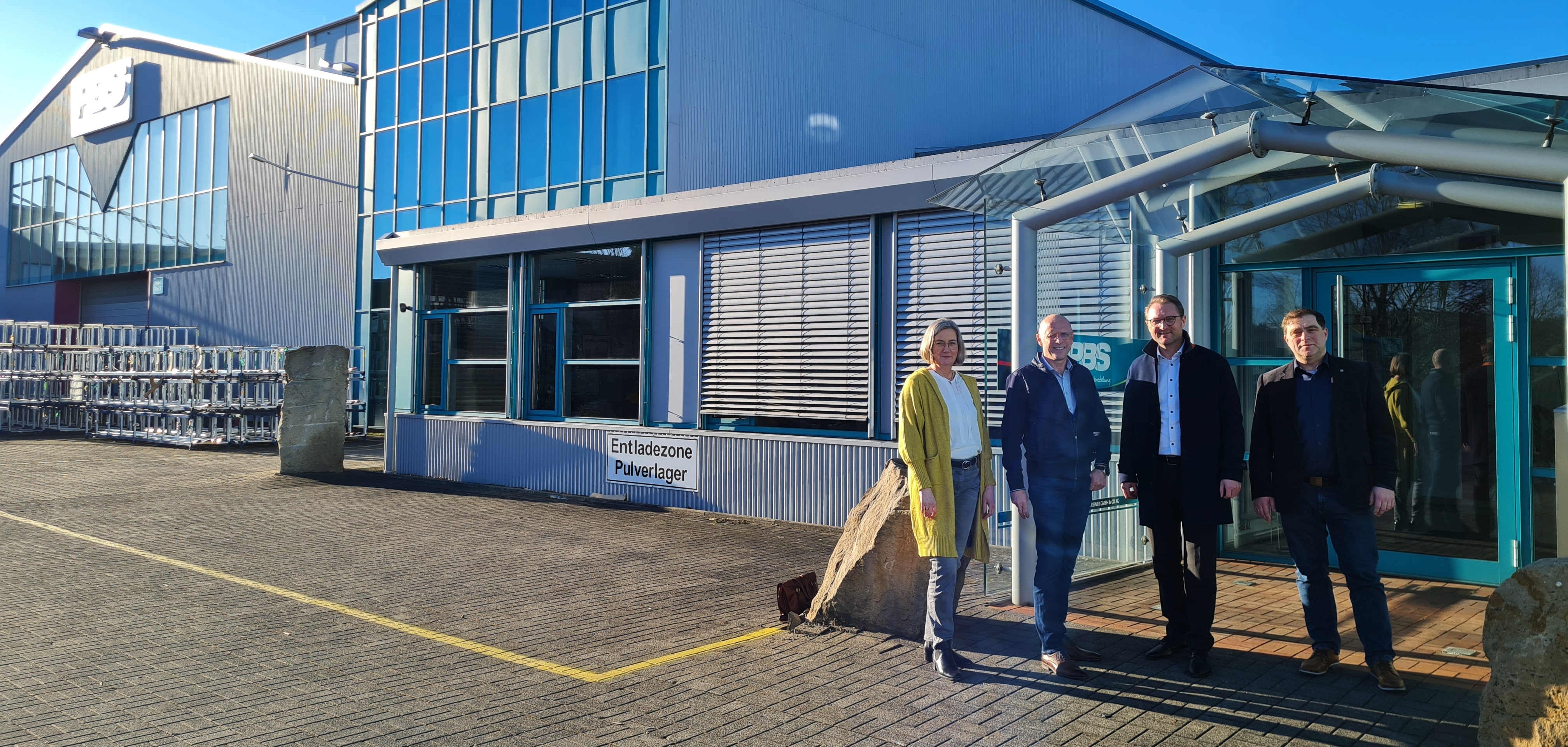 Dr. Jens Mischak (Zweiter von rechts), Erster Kreisbeigeordneter und Wirtschaftsdezernent, gemeinsam mit Harald Schreiner (Zweiter von links), Geschäftsführer der Pulverbeschichtung Schreiner, Lars Wicke (rechts), Bürgermeister der Stadt Grebenau, und Andrea Ortstadt, Wirtschaftsförderung des Vogelsbergkreises, im Anschluss an den informativen Unternehmensbesuch