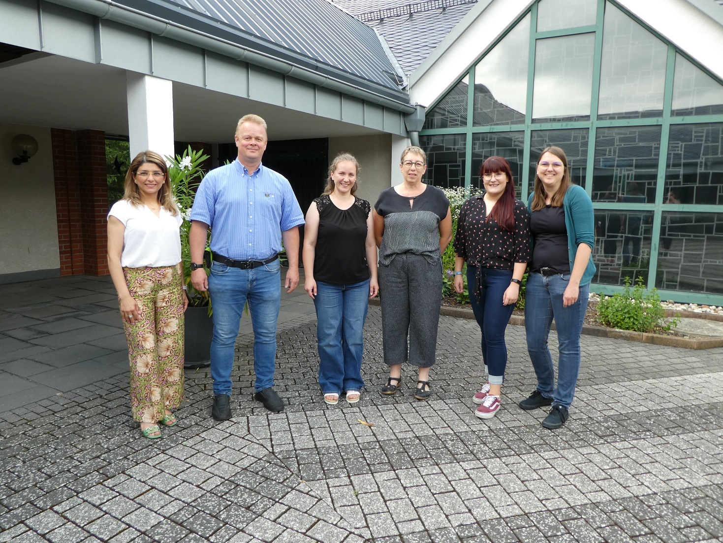 Aufgestellt zum Gruppenbild: Nazila Afshar (von links), WIR-Mitarbeit, Björn Preuß-von Brincken, Kreisbrandmeister und Interkultureller Berater Feuerwehr, Ruth Pletsch, Migrationsberatung für Erwachsene ab 27 Jahren und Allgemeine Lebensberatung, Caritasverband Gießen, Karin Schäddel, Migrationsberatung für Erwachsene ab 27 Jahren, Caritasverband Gießen, Antonia Schäfer und Sonja Hartmann, WIR-Koordination. 