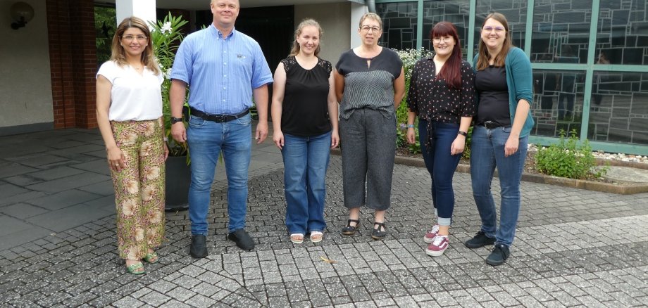 Aufgestellt zum Gruppenbild: Nazila Afshar (von links), WIR-Mitarbeit, Björn Preuß-von Brincken, Kreisbrandmeister und Interkultureller Berater Feuerwehr, Ruth Pletsch, Migrationsberatung für Erwachsene ab 27 Jahren und Allgemeine Lebensberatung, Caritasverband Gießen, Karin Schäddel, Migrationsberatung für Erwachsene ab 27 Jahren, Caritasverband Gießen, Antonia Schäfer und Sonja Hartmann, WIR-Koordination. 