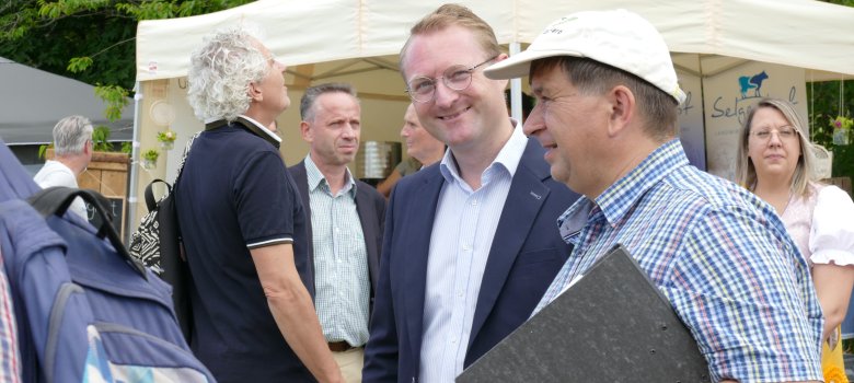 Erster Kreisbeigeordneter und Landwirtschaftsdezernent Dr. Jens Mischak freut sich über das gut besuchte Bergmähwiesen-Fest Erster Kreisbeigeordneter und Landwirtschaftsdezernent Dr. Jens Mischak freut sich über das gut besuchte Bergmähwiesen-Fest