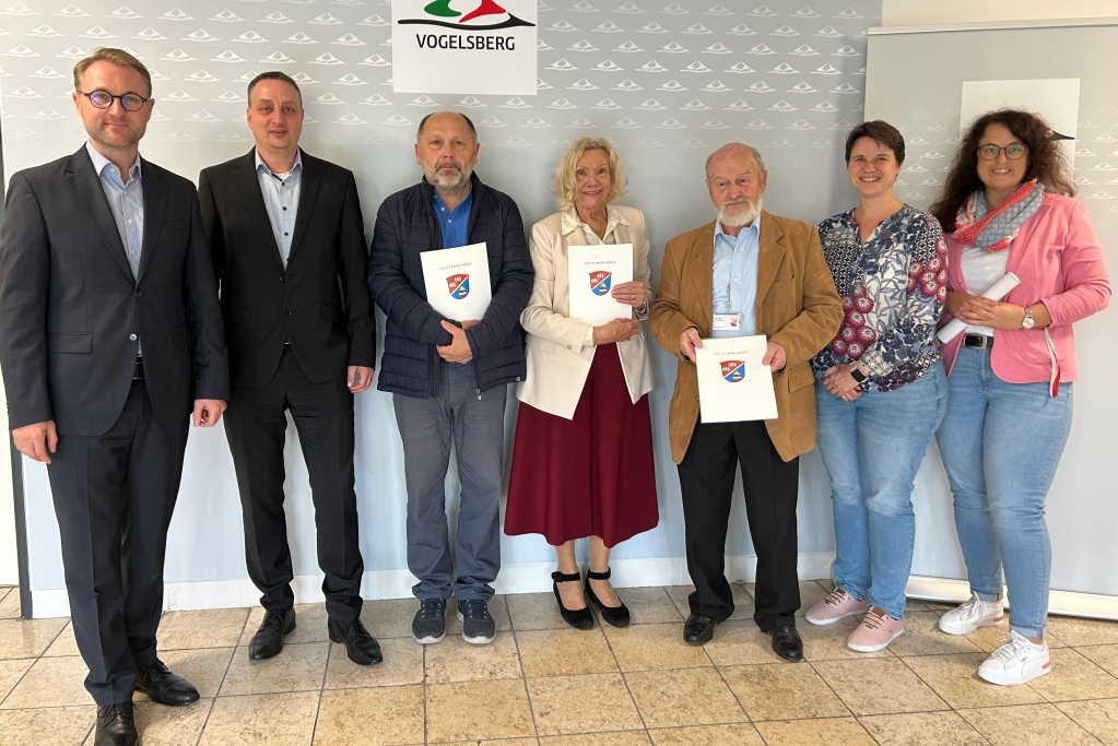Landrat Dr. Jens Mischak überreicht im Beisein vom Eichhof-Vorstand Thomas Faust (Zweiter von links) sowie der Leiterin des Gesundheitsamtes, Dr. Dorothee Hofmann (Zweite von rechts), und Verwaltungsleitung Jessica Luft (links) den Patientenfürsprechern Albrecht Schrimpf, Gabriele Meyer-Jäger und Willi Zinnel (von links) ihre Urkunden für die nächste Amtszeit.