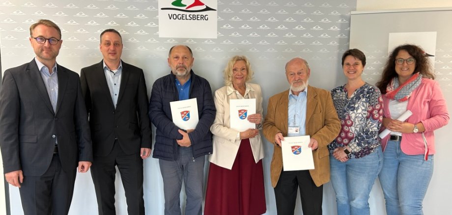 Landrat Dr. Jens Mischak überreicht im Beisein vom Eichhof-Vorstand Thomas Faust (Zweiter von links) sowie der Leiterin des Gesundheitsamtes, Dr. Dorothee Hofmann (Zweite von rechts), und Verwaltungsleitung Jessica Luft (links) den Patientenfürsprechern Albrecht Schrimpf, Gabriele Meyer-Jäger und Willi Zinnel (von links) ihre Urkunden für die nächste Amtszeit.