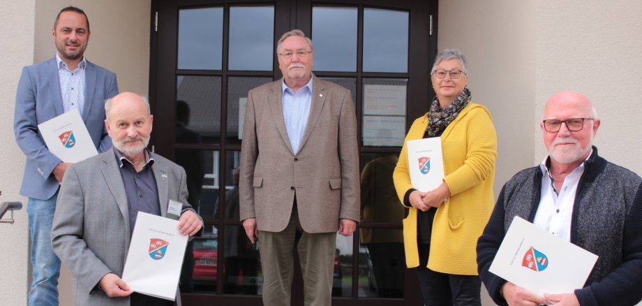 Aufgestellt zum Gruppenfoto vor dem Eingang: Kreisbeigeordneter Hans-Jürgen Schäfer (Mitte) ernennt die Patientenfürsprecher Stefan Schmelz, Willi Zinnel, Inge Döring und Heinrich Kauck (von links) zu Ehrenbeamten auf Zeit. 
