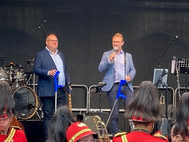 Dr. Jens Mischak (rechts), Erster Kreisbeigeordneter und Vorsitzender des Vereins Kulturförderung Vogelsberg sowie Stephan Paule, Bürgermeister der Stadt Alsfeld und Vorstandsmitglied im Verein Kulturförderung Vogelsberg, eröffneten auf der Bühne am gemeinsam das Vulkansommer-Kulturfestival am Alsfelder Marktplatz. 