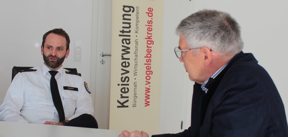 Landrat Manfred Görig gemeinsam mit Philipp Eifert, neuer Leiter der Polizeistation Lauterbach.