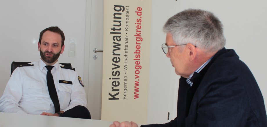 Landrat Manfred Görig gemeinsam mit Philipp Eifert, neuer Leiter der Polizeistation Lauterbach.