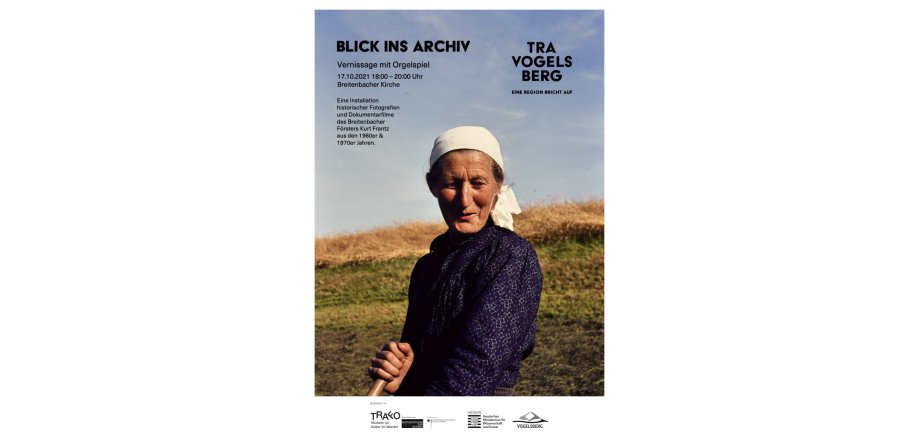 Plakat zu einer Vernissage mit dem Titel "Blick ins ARchiv", die das Projekt Travogelsberg veranstaltet. Diese findet am 17.10 in der Breitenbacher Kirche statt. DArauf zu sehen ist eine Bäuerin bei der Heuernte.