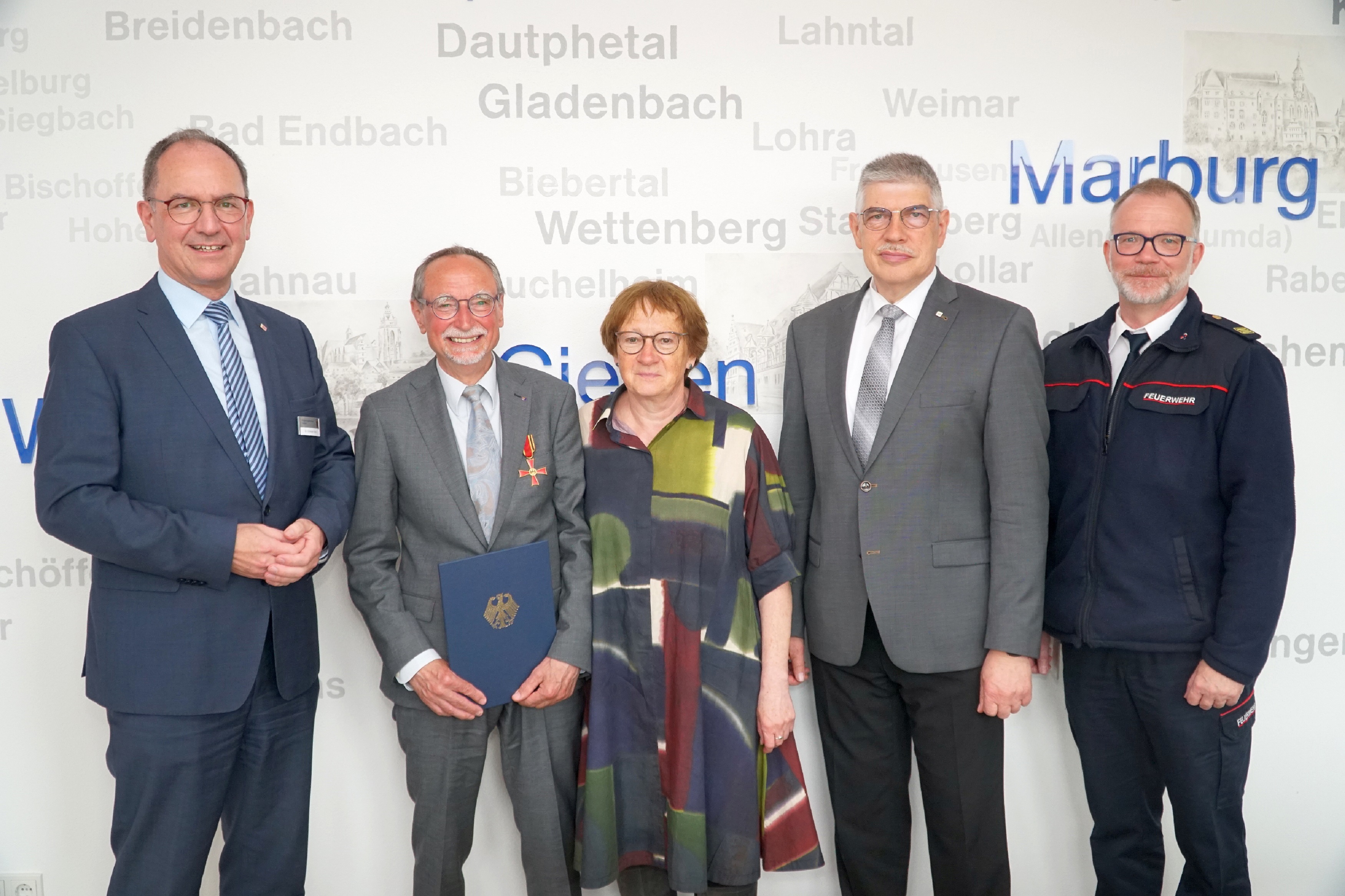 Regierungspräsident Dr. Christoph Ullrich (l.) überreichte Dr. Erich Wranze-Bielefeld (2. v. l) das Verdienstkreuz am Bande. Zu den ersten Gratulanten zählten Ehefrau Dr. Doris Bielefeld, Manfred Görig (Landrat Vogelsbergkreis, 2. v. r.) und Lars Schäfer (Leiter des Fachbereichs für die Gefahrenabwehr des Landkreises Marburg-Biedenkopf). 