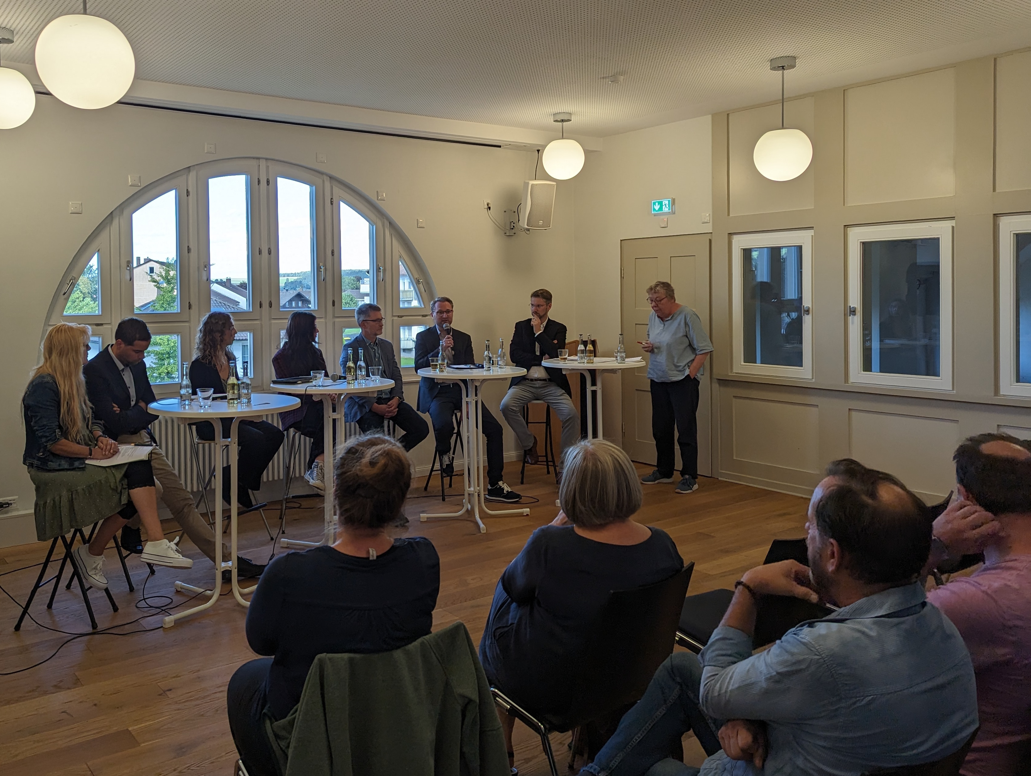 Erster Kreisbeigeordneter Dr. Jens Mischak (Dritter von rechts), gemeinsam mit Moderatorin Silvia Lucas (von rechts) vom Jugendamt, Prof. Dr. Philipp B. Donath von der University of Labour Frankfurt, Andreas Vey, Bürgermeister der Stadt Kirtorf, Johanna Faubel und Amelie Theis, 1. und 2. Vorsitzende des 15. Kreisjugendparlaments, Heiko Siemon, Bürgermeister der Stadt Schlitz, sowie Conny Seim-Eichenauer, Jugendhilfe Feldatal, im Diskussionsforum. 