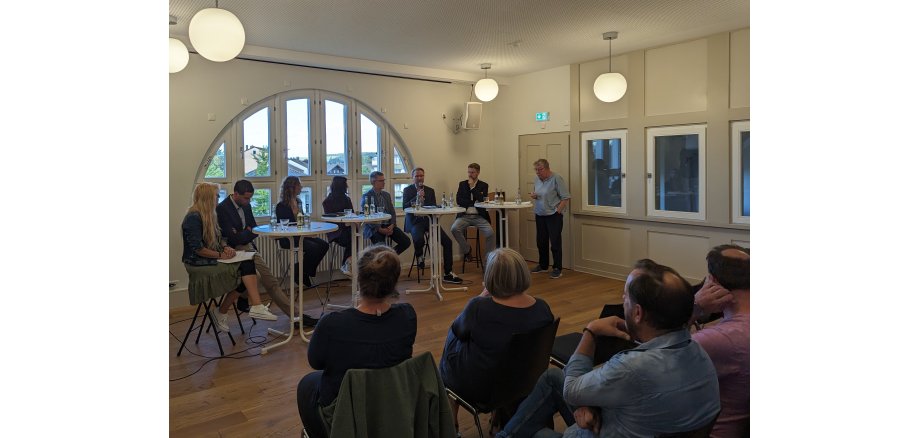 Erster Kreisbeigeordneter Dr. Jens Mischak (Dritter von rechts), gemeinsam mit Moderatorin Silvia Lucas (von rechts) vom Jugendamt, Prof. Dr. Philipp B. Donath von der University of Labour Frankfurt, Andreas Vey, Bürgermeister der Stadt Kirtorf, Johanna Faubel und Amelie Theis, 1. und 2. Vorsitzende des 15. Kreisjugendparlaments, Heiko Siemon, Bürgermeister der Stadt Schlitz, sowie Conny Seim-Eichenauer, Jugendhilfe Feldatal, im Diskussionsforum. 