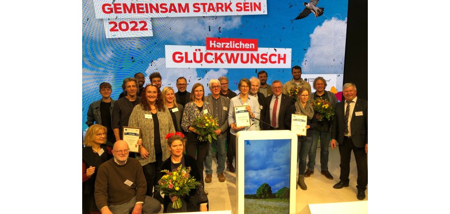 BLE-Präsident Dr. Hanns-Christoph Eiden (Fünfter von rechts) und Dr. Wolfgang Zornbach (rechts) vom Bundesministerium für Ernährung und Landwirtschaft mit den Gewinnerinnen und Gewinnern des DVS-Wettbewerbs „Gemeinsam stark sein“.    