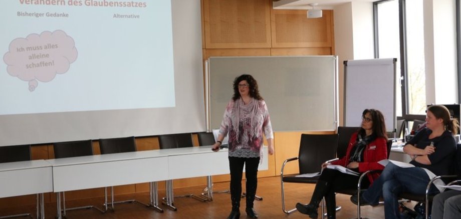 Referentin Petra Zentgraf stellt die Frage nach Alternativen: Wer sagt denn, dass ich alles alleine schaffen muss? Foto: Gaby Richter