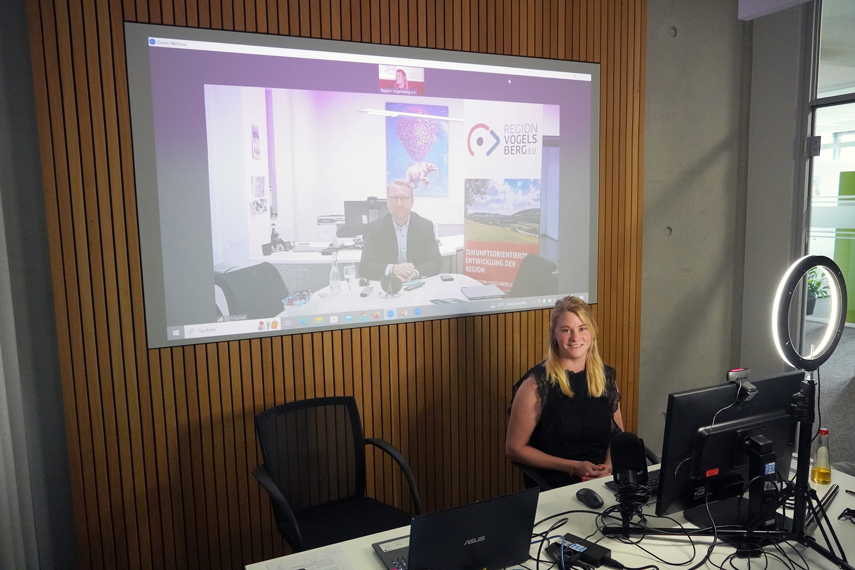 Dr. Jens Mischak (Vorstandsvorsitzender des Region Vogelsberg e. V.) und Theresa Kugland (Energieeffizienz-Expertin) während des Online-Seminars. 