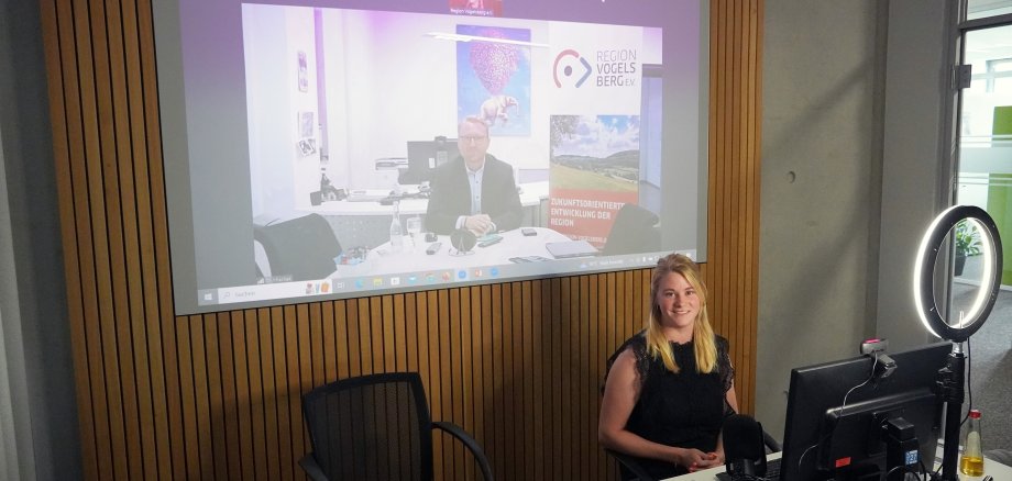 Dr. Jens Mischak (Vorstandsvorsitzender des Region Vogelsberg e. V.) und Theresa Kugland (Energieeffizienz-Expertin) während des Online-Seminars. 